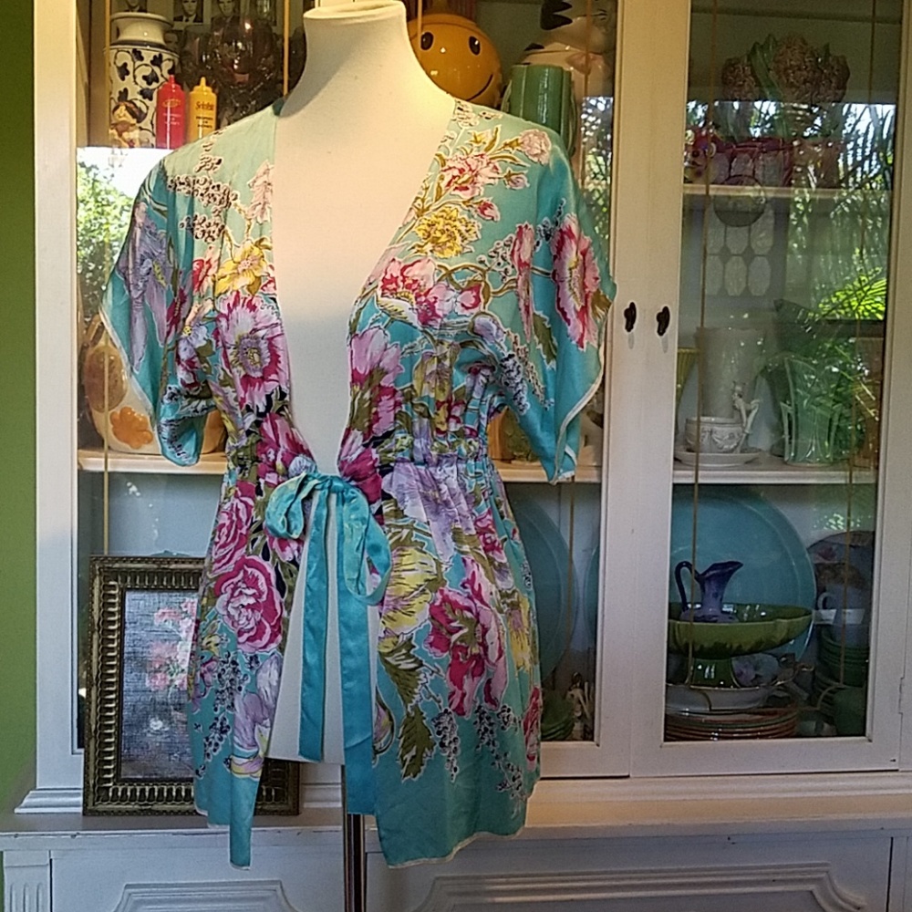 VINTAGE silk floral kimono -- flowy and bohemian
